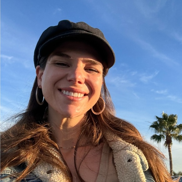 Meet your Posher, Juliana - Picture 1 of 2